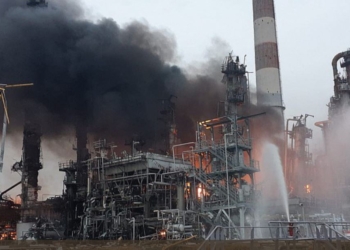 В Германии горит нефтеперерабатывающий завод