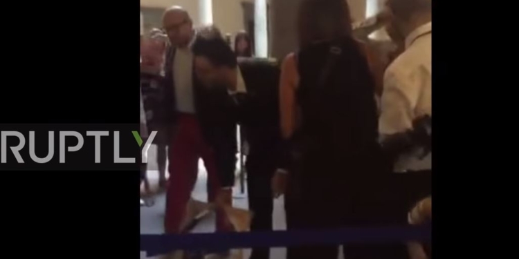 Обидеть художника может каждый. На выставке во Флоренции картину надели на голову автора