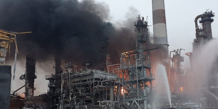 В Германии горит нефтеперерабатывающий завод