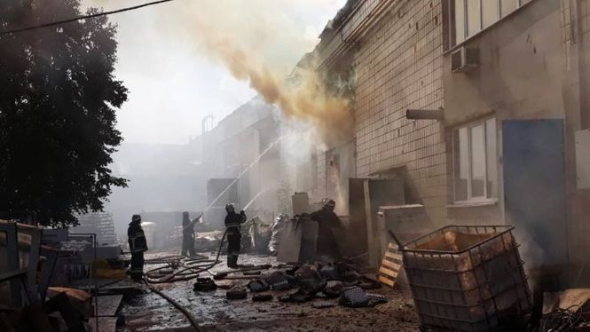 Спасатели потушили масштабный пожар на картонном комбинате в Житомире, который горел почти сутки 1