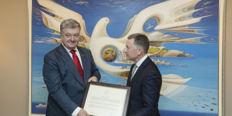 Волкер передал Порошенко копию декларации США о непризнании аннексии Крыма