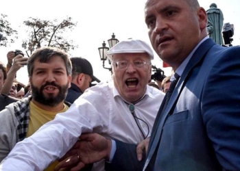 “Будешь кровью истекать”. Скандальный Жириновский во время митинга в Москве избивал активистов