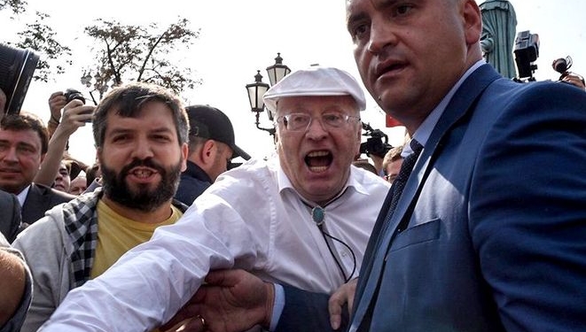 “Будешь кровью истекать”. Скандальный Жириновский во время митинга в Москве избивал активистов