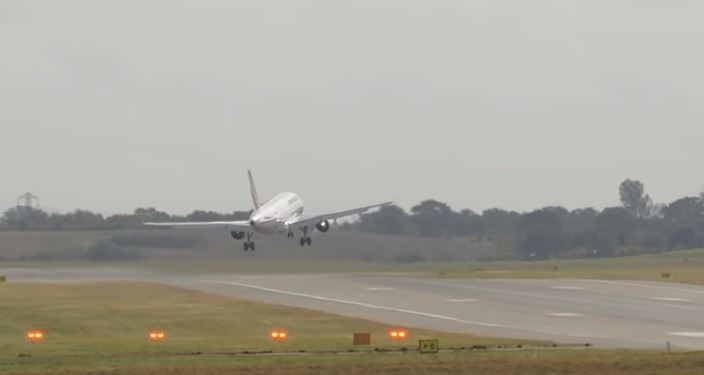 Шторм Али. Шквальный ветер чуть не сдул самолет во время посадки