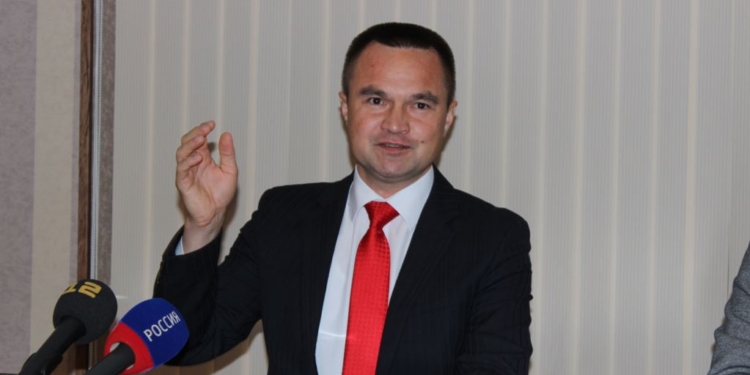 В России депутат оправдался за «кнопкодавство»: «Я неудачно поставил бутылку с водой»