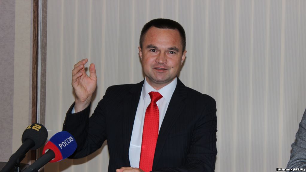 В России депутат оправдался за «кнопкодавство»: «Я неудачно поставил бутылку с водой» 1