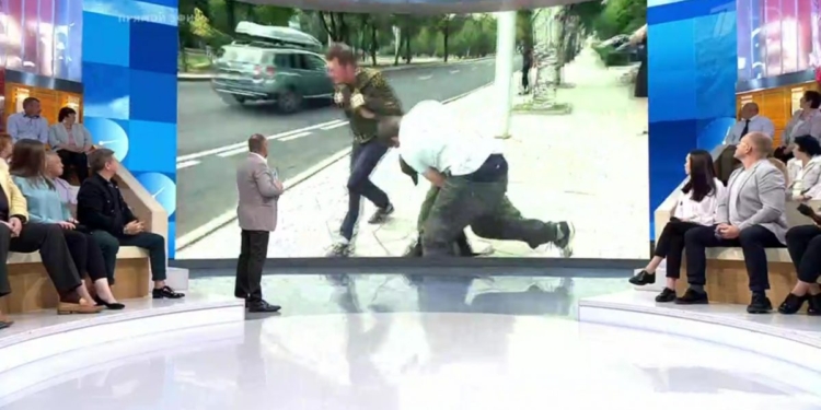 В оккупированном Донецке боевик в прямом эфире напал на российского пропагандиста