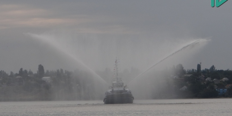 Крылатый буксир. “НИБУЛОН” показал николаевцам необычное шоу на воде
