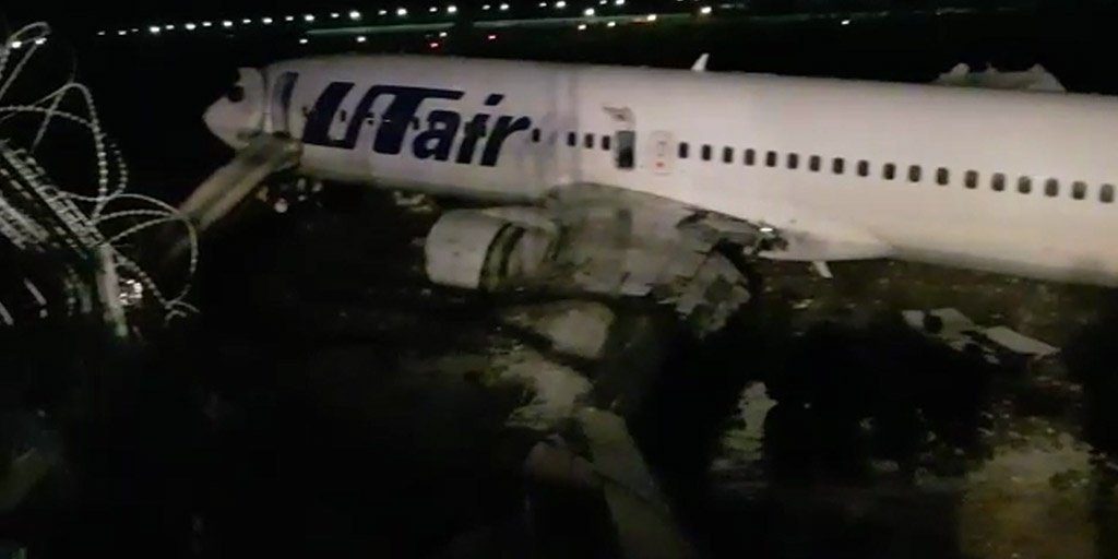 В РФ при посадке врезался в ограждение и загорелся Boeing 737 1
