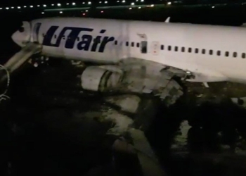 В РФ при посадке врезался в ограждение и загорелся Boeing 737