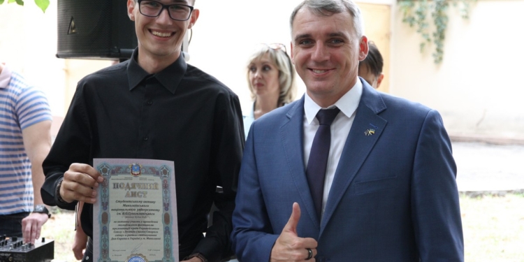 «Я хочу, чтобы молодые люди оставались в Николаеве» – Сенкевич вручил награды самой активной молодежи города
