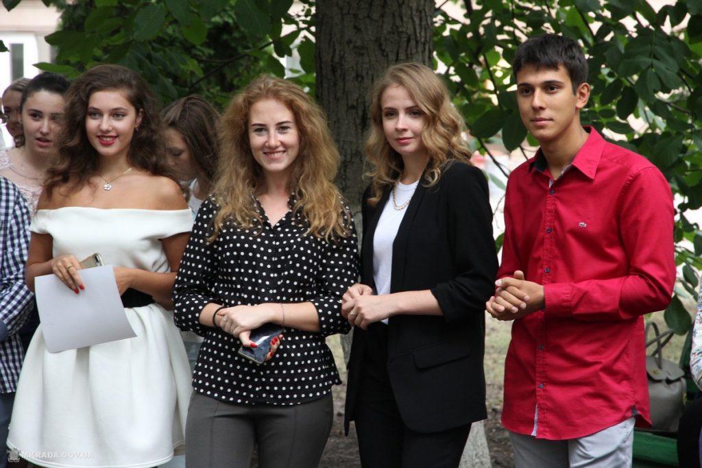 «Я хочу, чтобы молодые люди оставались в Николаеве» - Сенкевич вручил награды самой активной молодежи города 9