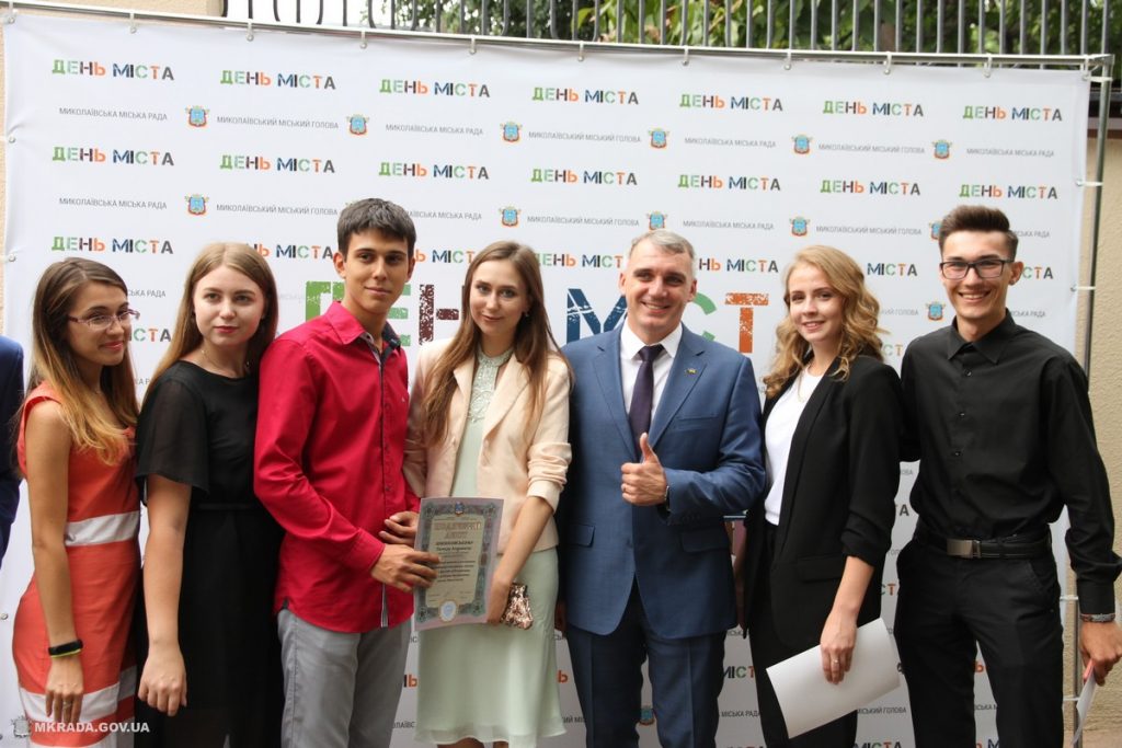 «Я хочу, чтобы молодые люди оставались в Николаеве» - Сенкевич вручил награды самой активной молодежи города 13