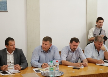 Неизвестные украли в Николаеве кабель из системы освещения двух парков. Власти хотели запустить ее ко Дню города