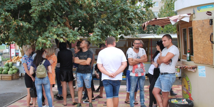 В Южноукраинске мэрия собралась демонтировать незаконные МАФы – на помощь предпринимателю пришли «титушки»