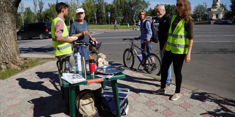 «Утренний кофе перед работой»: С помощью напитка и печенья николаевцев агитировали поддержать создание велополосы на Адмиральской