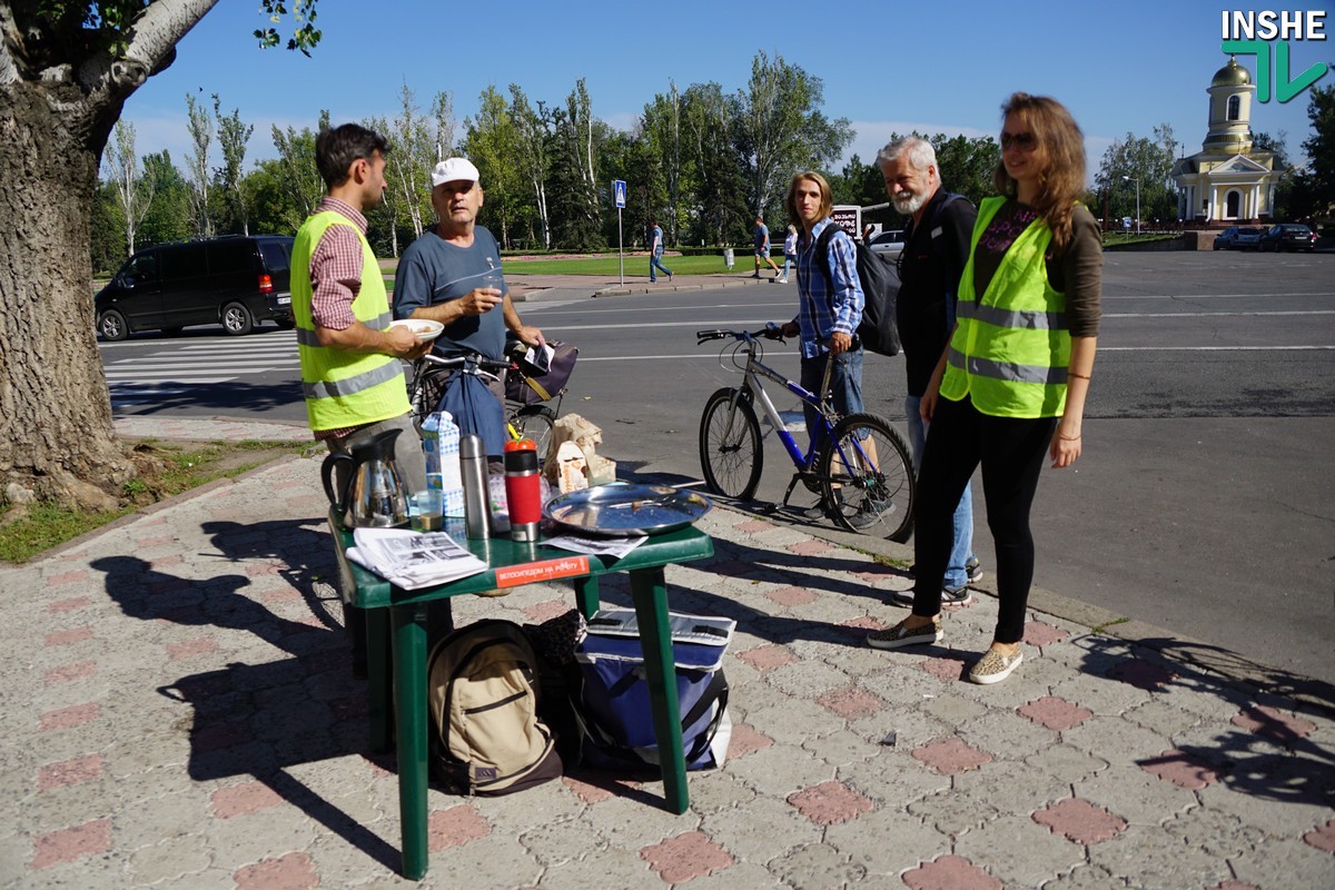 «Утренний кофе перед работой»: С помощью напитка и печенья николаевцев агитировали поддержать создание велополосы на Адмиральской