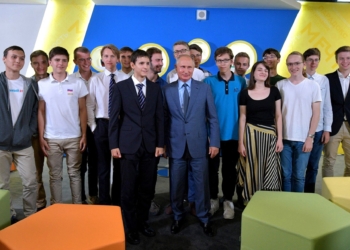 В России выпускник пришел на встречу с Путиным в футболке с надписью «Навальный 2018»