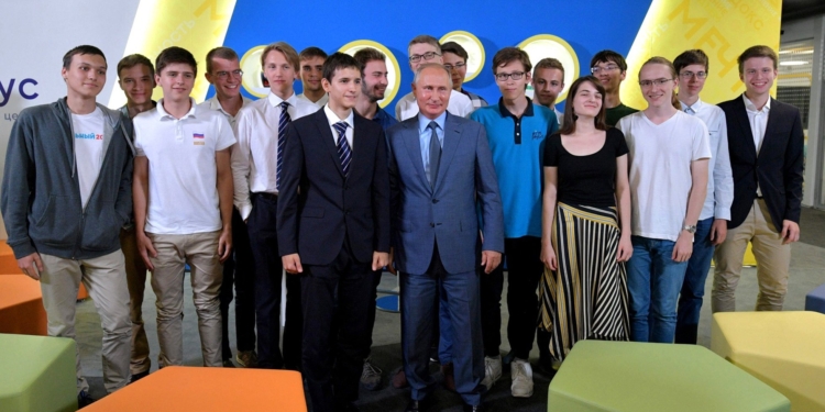 В России выпускник пришел на встречу с Путиным в футболке с надписью «Навальный 2018»