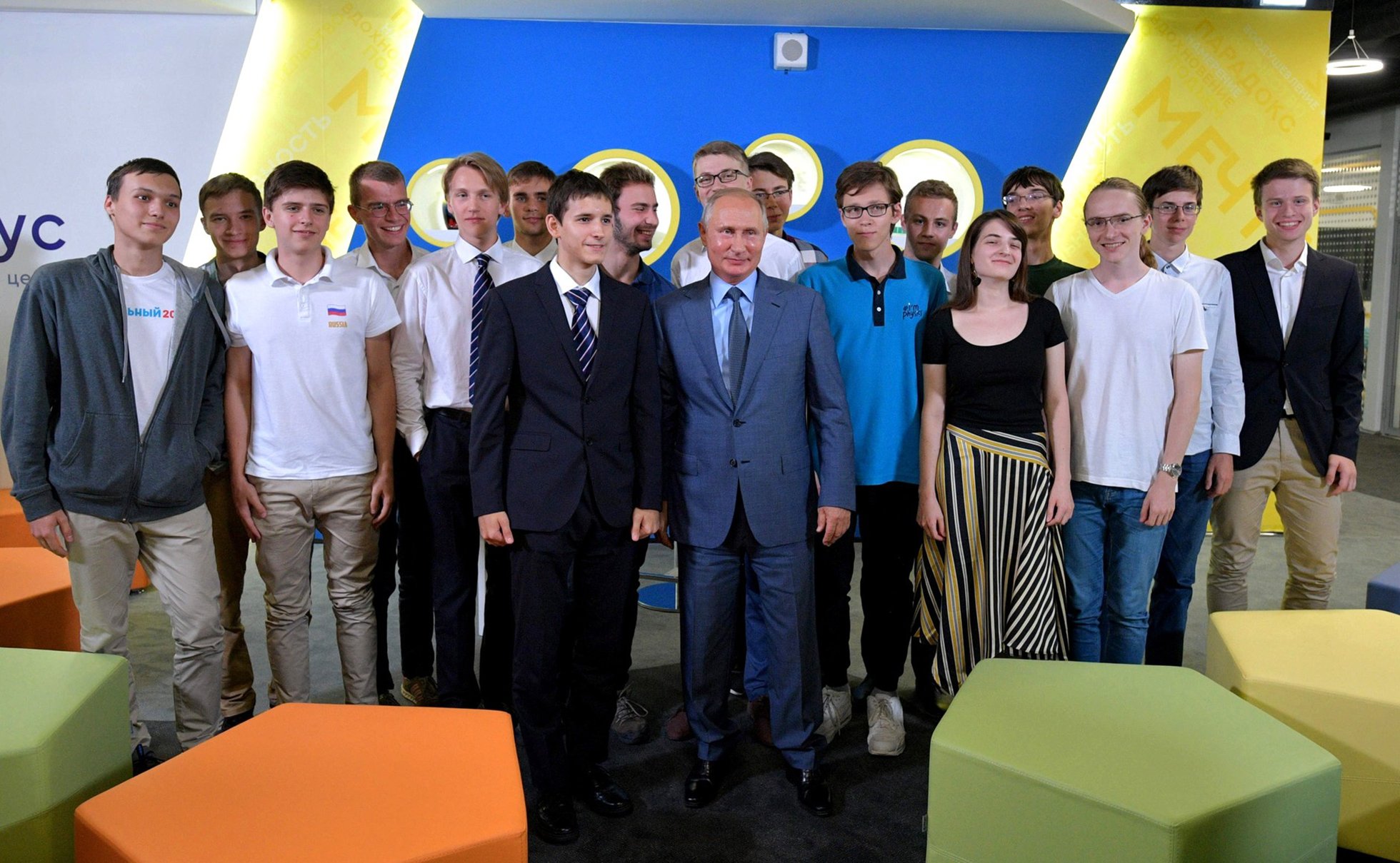 В России выпускник пришел на встречу с Путиным в футболке с надписью «Навальный 2018»