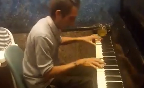Бездомный пианист покорил николаевцев своей игрой