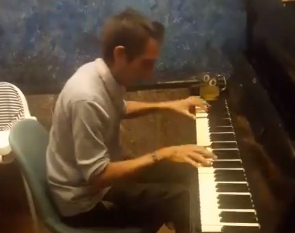 Бездомный пианист покорил николаевцев своей игрой 1