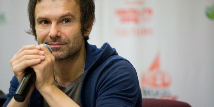 “Збав нас Боже від голубів-псевдомиротворців та яструбів-псевдопатріотів”, – политическое заявление Вакарчука, которого давно ждали