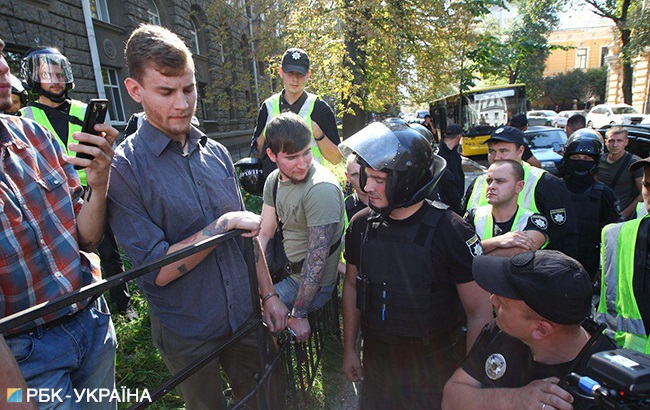 Несколько иностранных добровольцев АТО приковали себя наручниками под Администрацией Президента 4