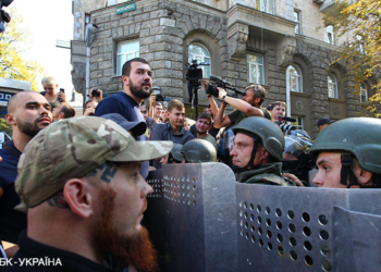 Несколько иностранных добровольцев АТО приковали себя наручниками под Администрацией Президента