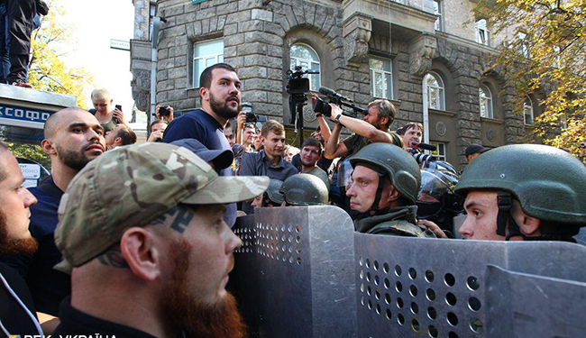 Несколько иностранных добровольцев АТО приковали себя наручниками под Администрацией Президента