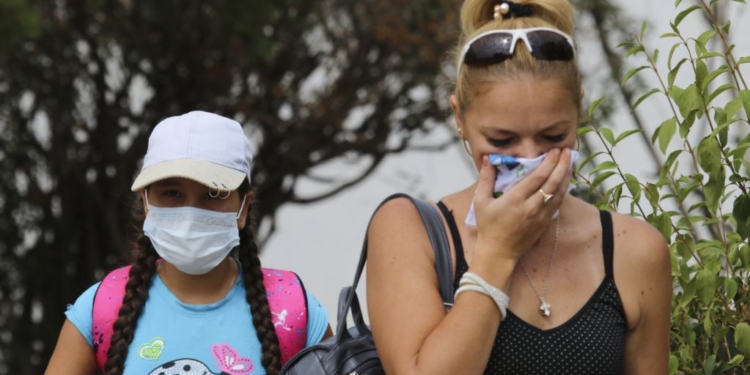 Кожа покрывается волдырями. Жителей Крыма предупредили о кислотных дождях после химвыбросов в Армянске