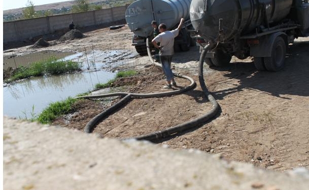 Ассенизаторы из Николаева сливают нечистоты в полях за городом