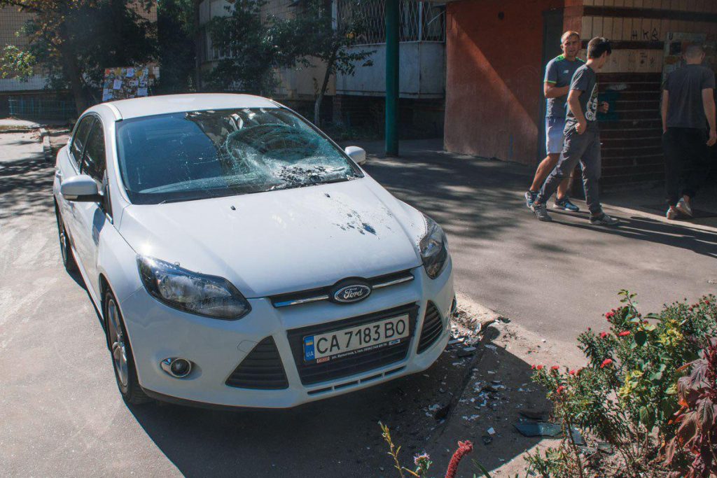 В Киеве ревнивец кинул из окна телевизор в автомобиль ухажера своей бывшей 7