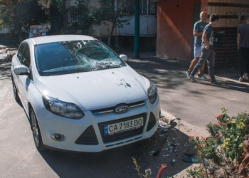 В Киеве ревнивец кинул из окна телевизор в автомобиль ухажера своей бывшей