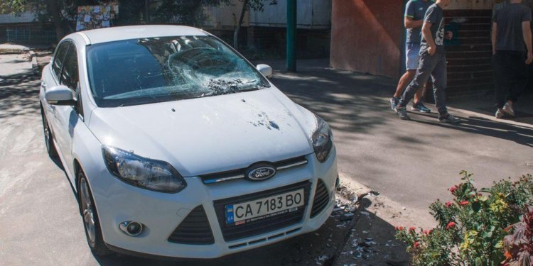 В Киеве ревнивец кинул из окна телевизор в автомобиль ухажера своей бывшей