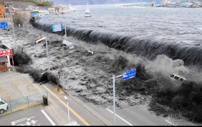 Опубликовано видео мощного цунами в Индонезии 1