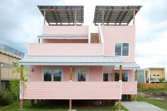 Хорошими делами прославиться нельзя. На Брэда Пита подают в суд из-за построенных им благотворительных домов: в них термиты, сырость и болит голова