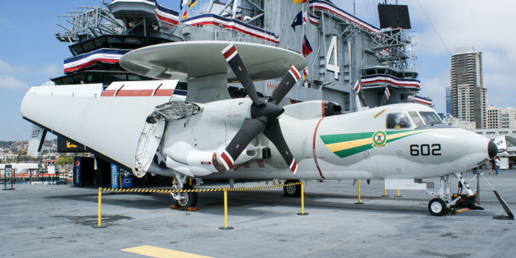 На американском авианосце моряк погиб от удара винтом самолета