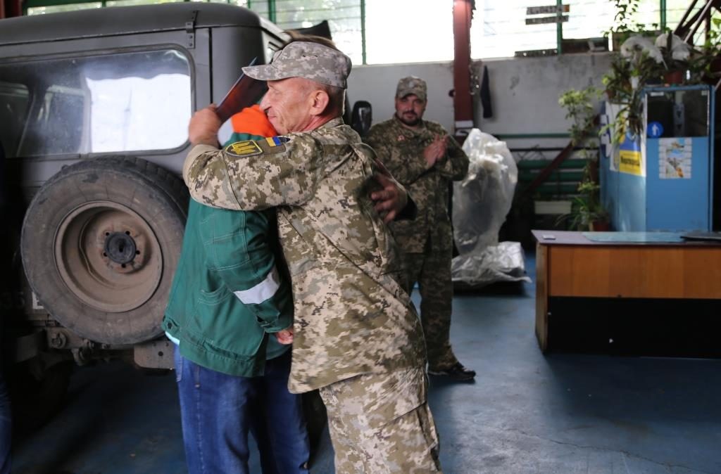Южноукраинские атомщики передали военным отремонтированную технику 9