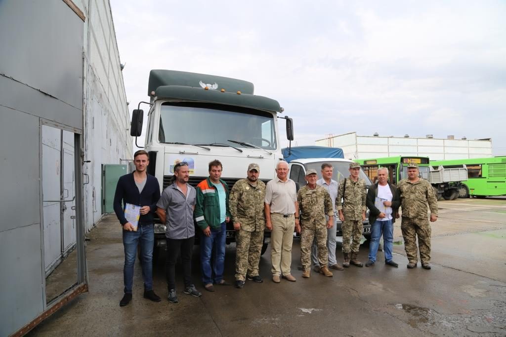 Южноукраинские атомщики передали военным отремонтированную технику 5