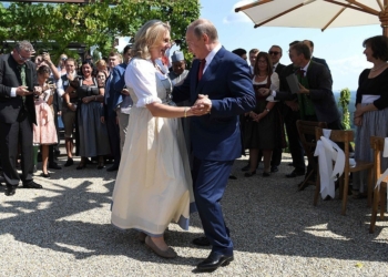 После танцев министра Австрии с Путиным украинский политик подал в отставку