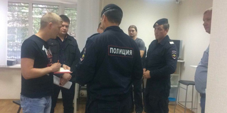 Завтра в России пройдут акции против пенсионной реформы. Их организаторов арестовывают и запугивают по всей стране