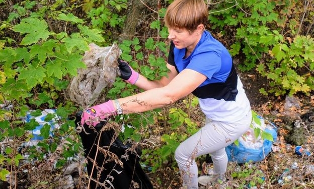 Дожились: Президент Эстонии помогала убирать мусор в киевском парке