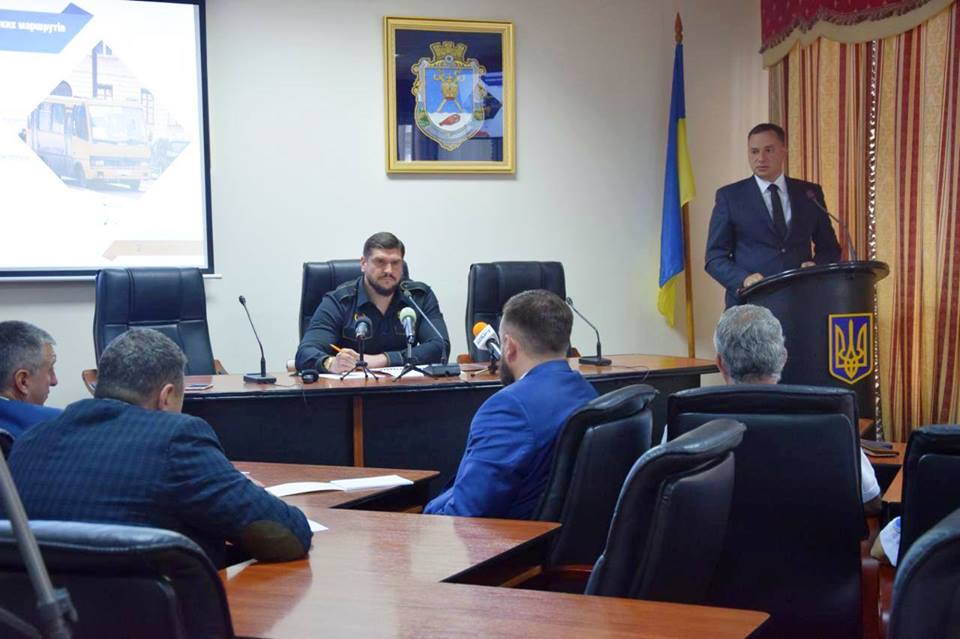 Алексей Савченко сказал, что будет бороться за Максименко и 100 миллионов. И поставил чиновника в пример журналистам 3
