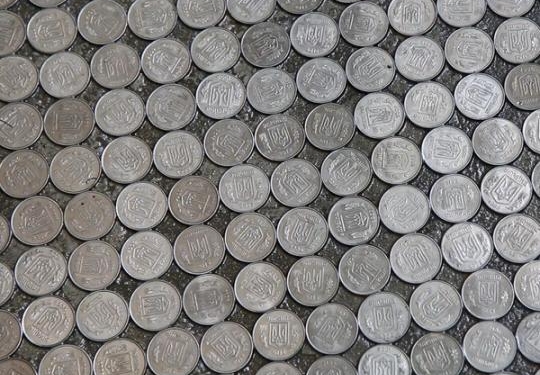 В одной из криворожских школ выложили пол класса пятикопеечными монетами