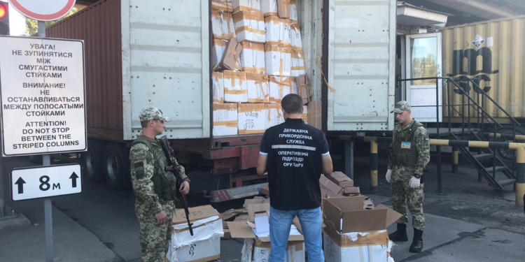 И снова Одесса. В морпорту нашли контрабанду духов и одежды – на 10 млн.грн.