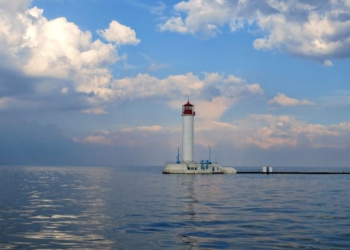 На судне, брошенном судовладельцем на рейде Одесского порта, восемь украинских моряков