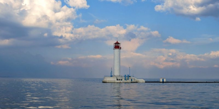 На судне, брошенном судовладельцем на рейде Одесского порта, восемь украинских моряков