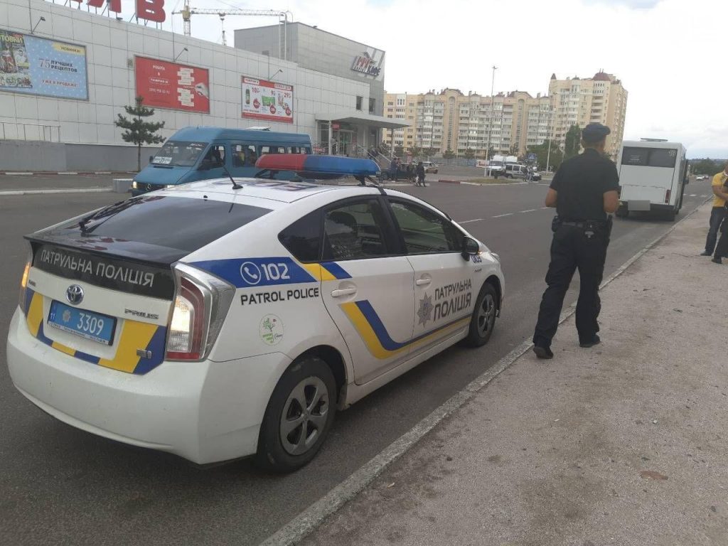 Маршрутчик едва не сбил мужчину с ребенком на пешеходном переходе в Николаеве. Отец догнал обидчика и вызвал полицию 5