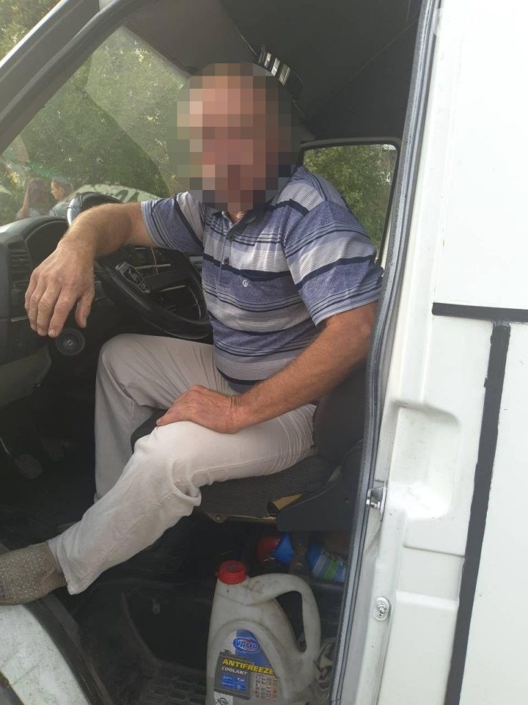 Маршрутчик едва не сбил мужчину с ребенком на пешеходном переходе в Николаеве. Отец догнал обидчика и вызвал полицию 1